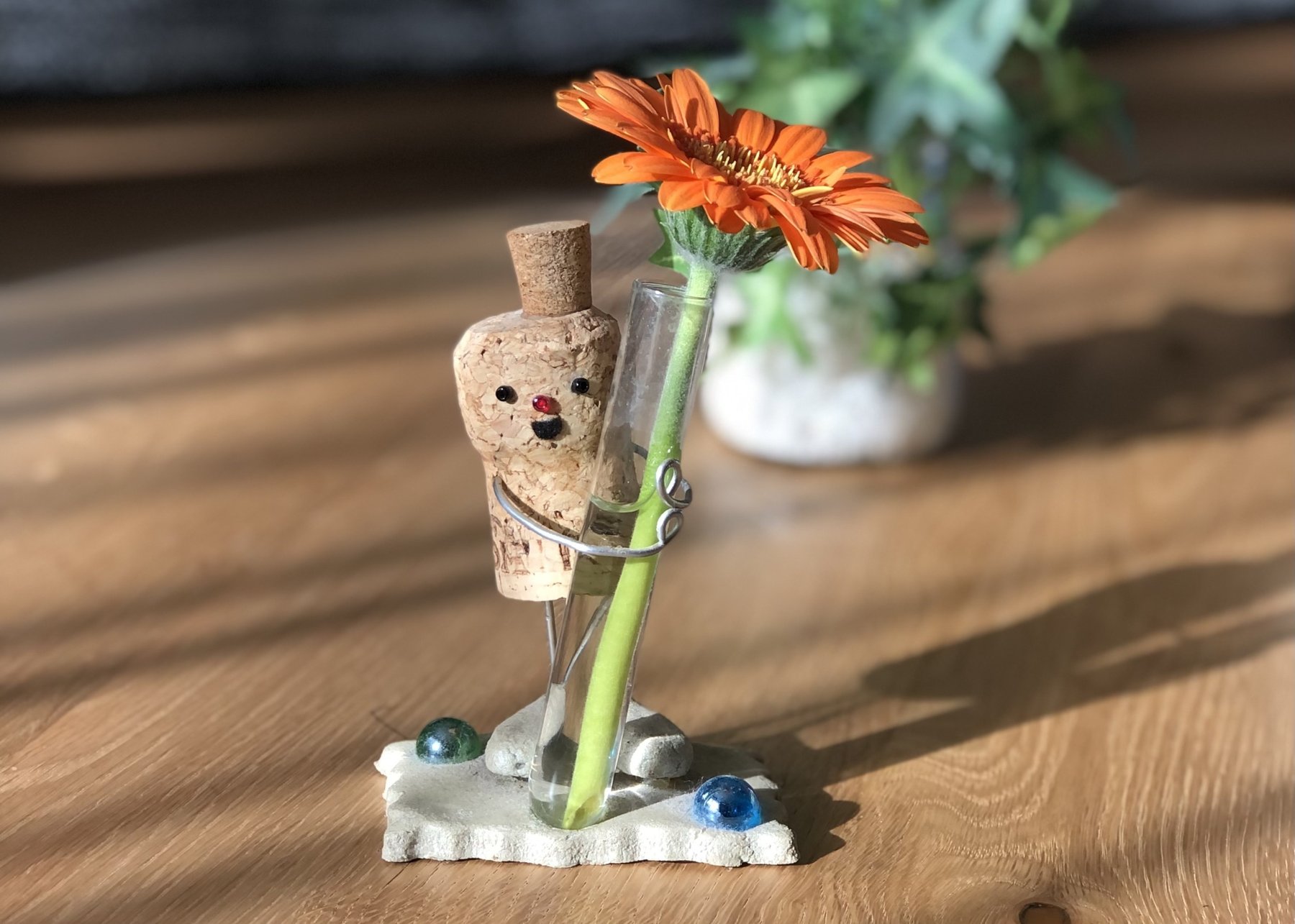 一輪の花を持つコルク人形の一輪挿し