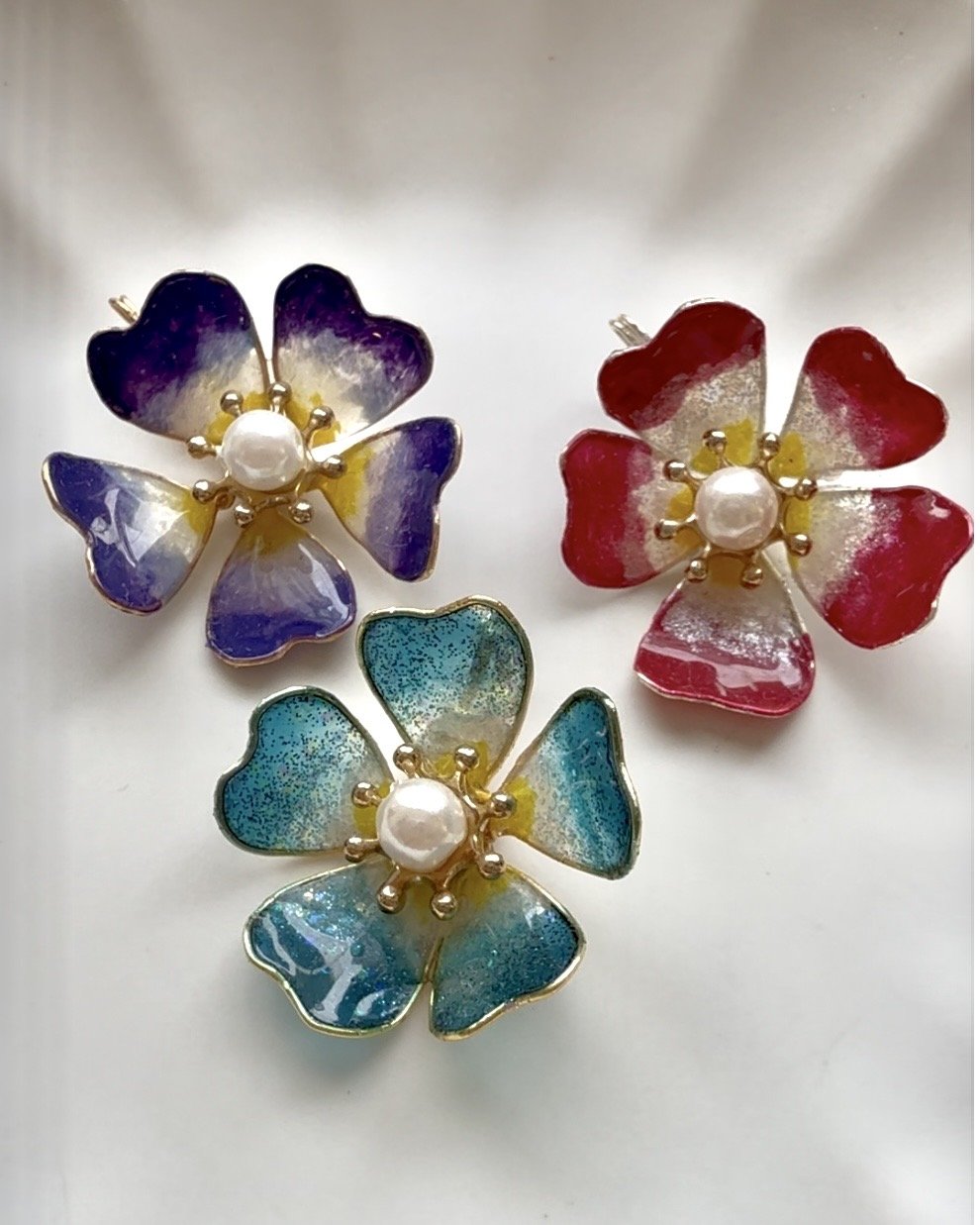 赤と青の透明感が美しい花アクセサリー