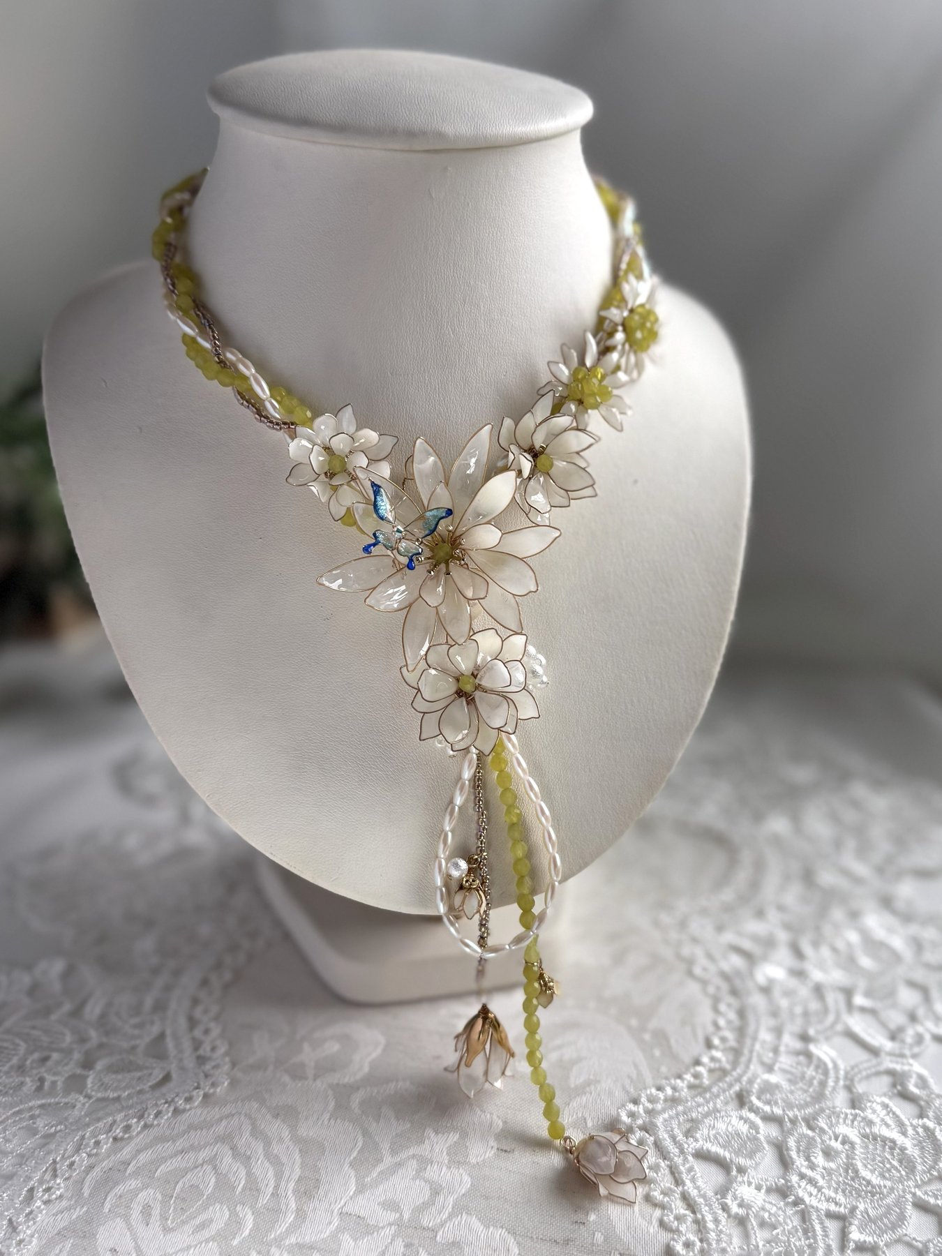 白い花を重ねた可憐なマニキュアフラワーネックレス