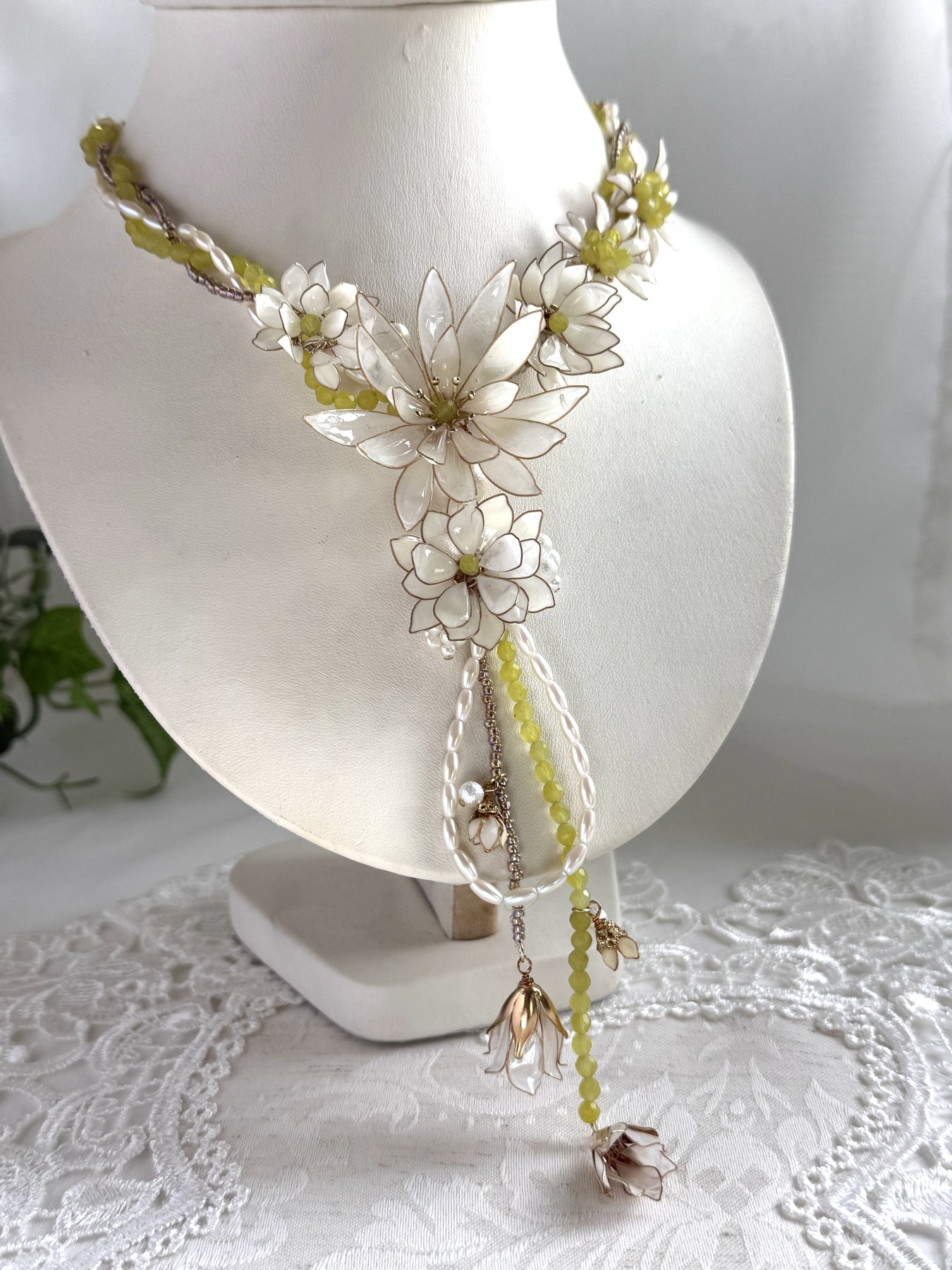 白い花を重ねた上品な花ジュエリーネックレス