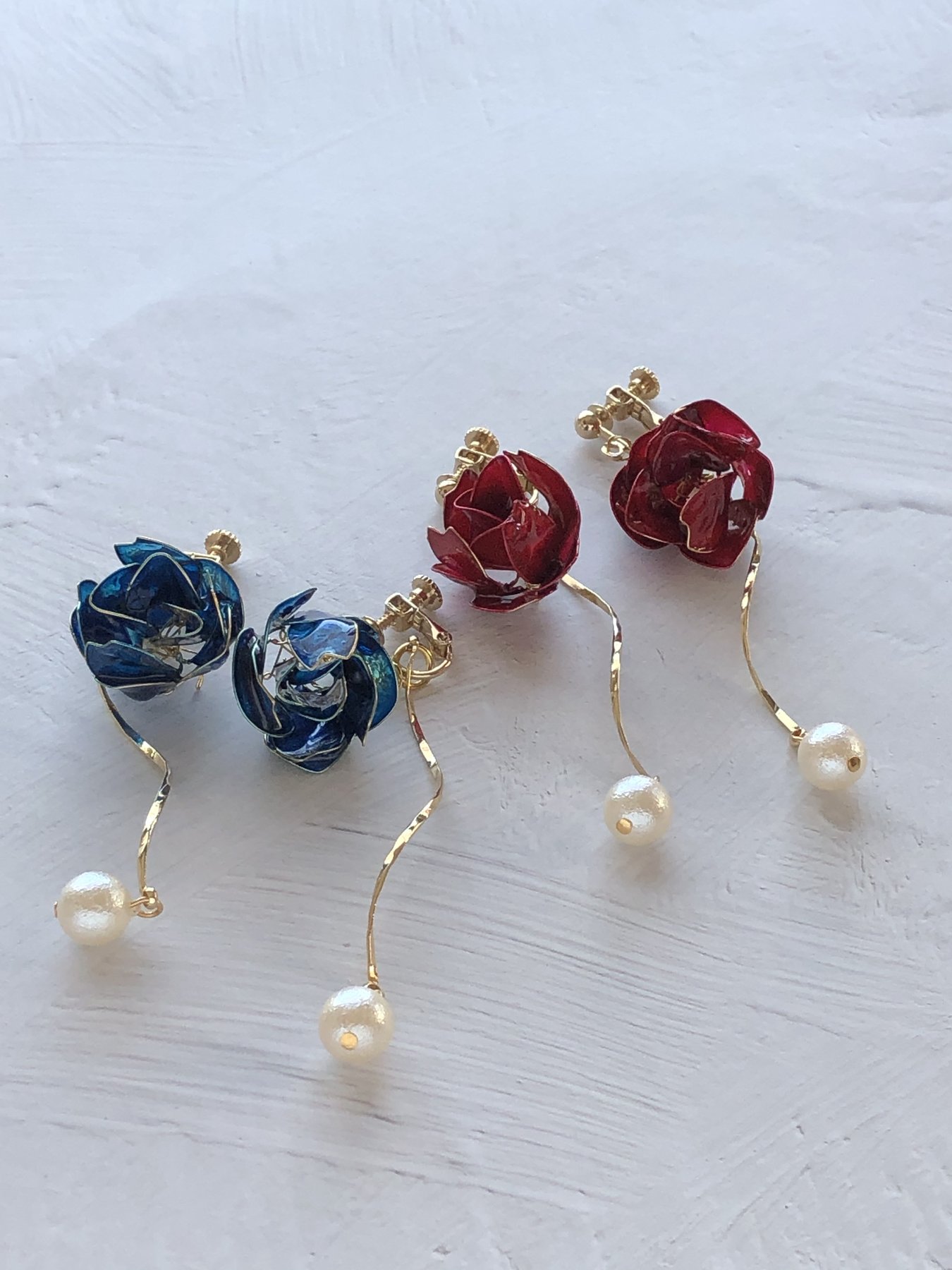 赤と青の立体的な花アクセサリー
