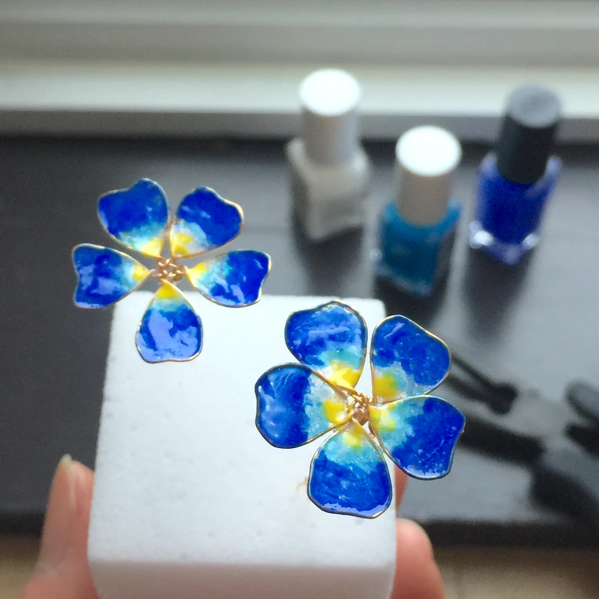 青い花びらが光をまとうマニキュア花ジュエリー®作品