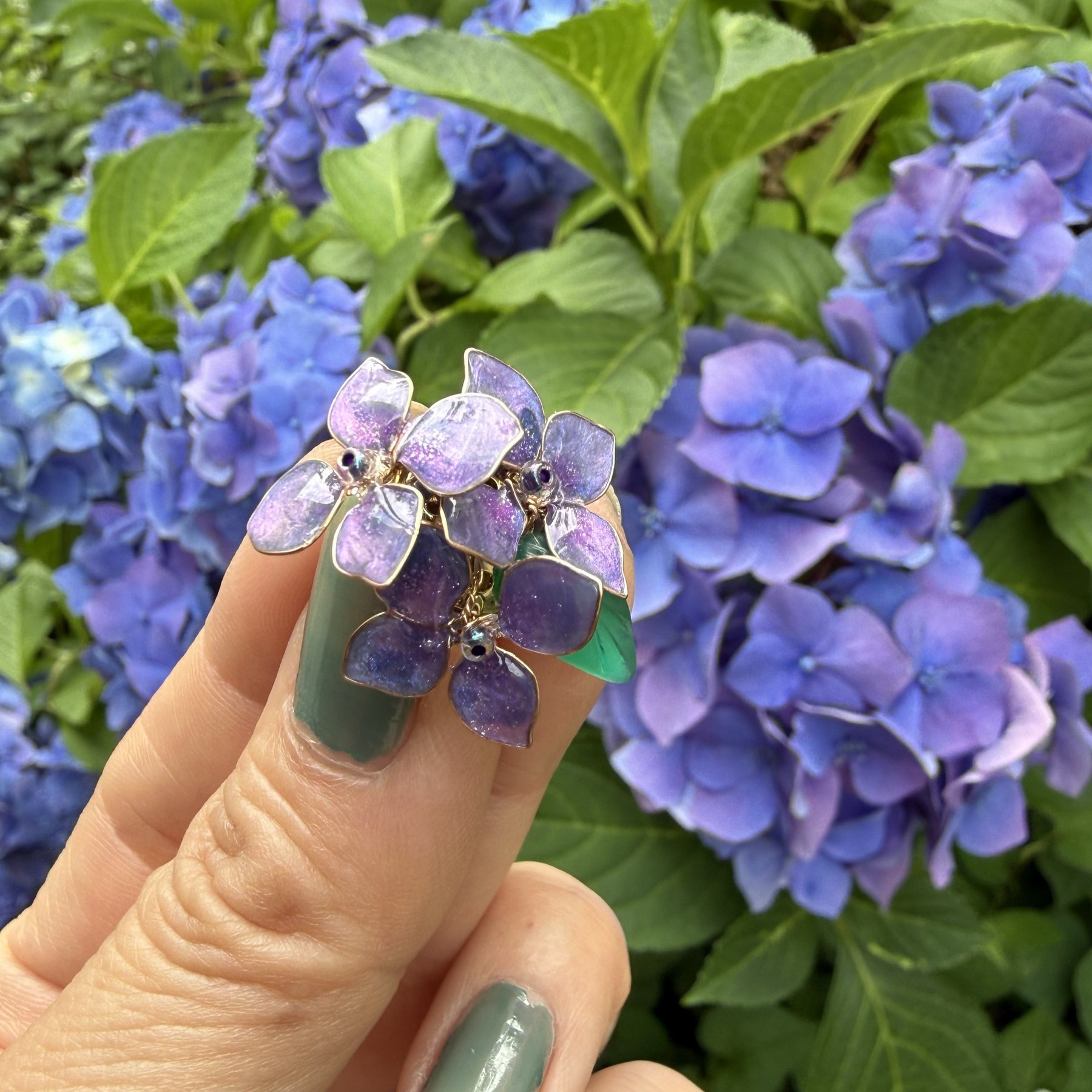 紫陽花と一緒に撮影した紫のマニキュアフラワーアクセサリー