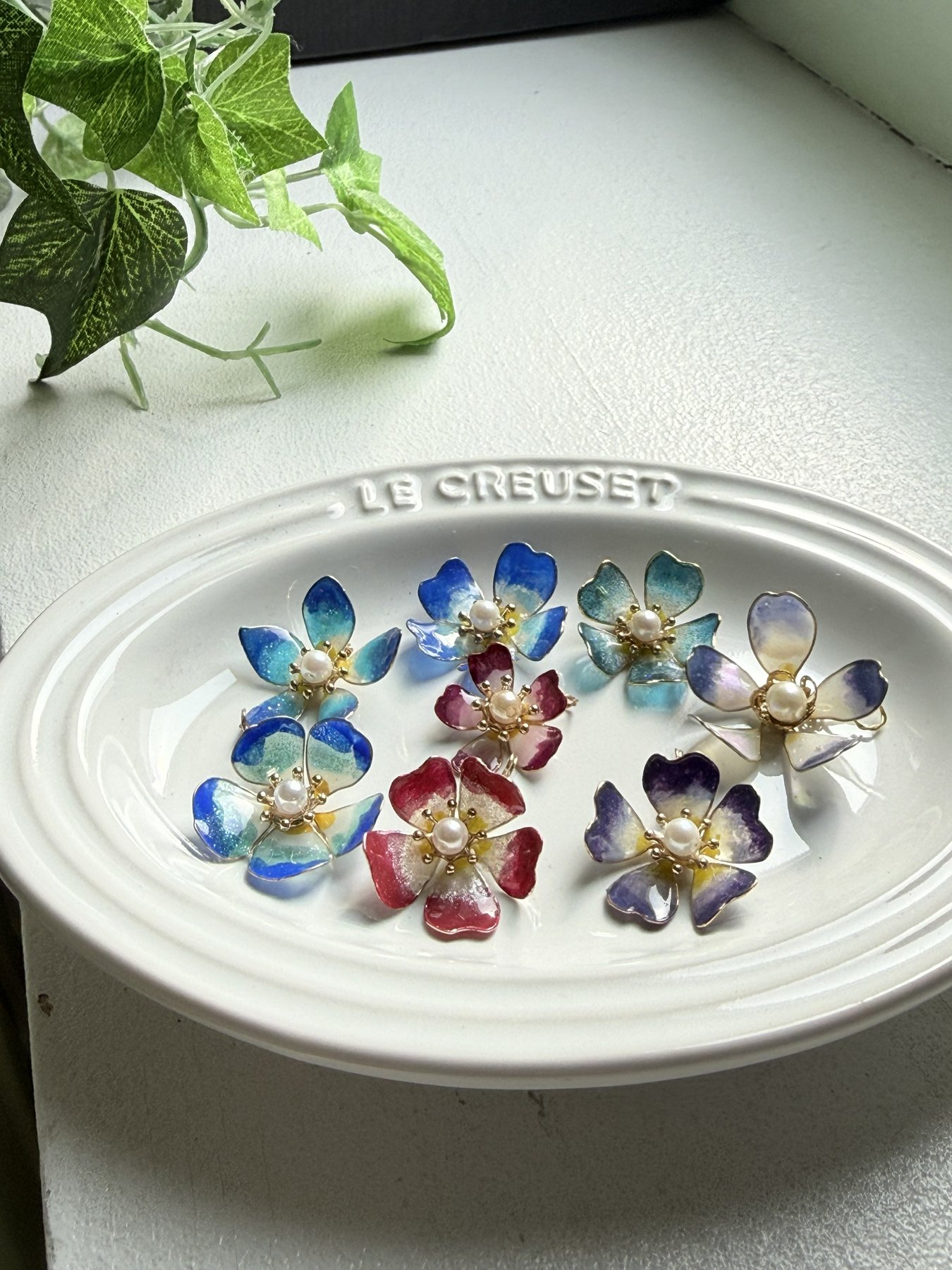 透明感のある花びらを並べたマニキュア花ジュエリー作品