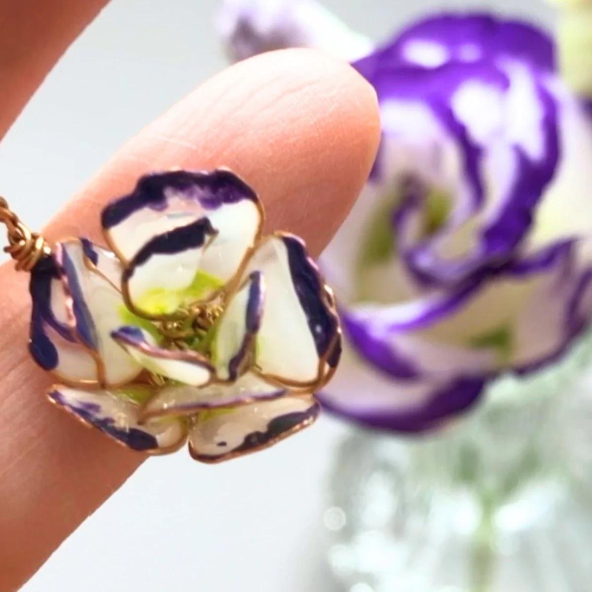 紫と白のマニキュアフラワーの花びらを近くで見せた接写